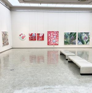 7人の絵画展_2021年11月23日から2021年11月28日まで京都府立文化芸術会館にてアート作品の展覧会を実施中。写真は油絵やアクリル画などの絵画作品。