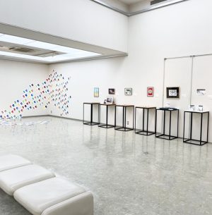 7人の絵画展_2021年11月23日から2021年11月28日まで京都府立文化芸術会館にてアート作品の展覧会を実施中。写真はブックカバーデザインとインスタレーション。